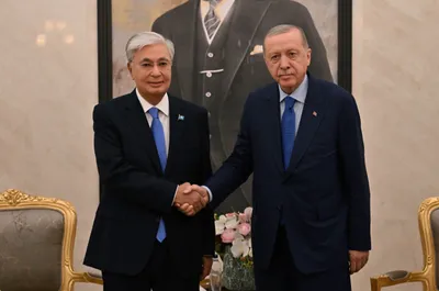 Тоқаев пен Ердоған әуежайда аз-кем әңгімелесті, сурет - Zakon.kz жаңалық 28.07.2025 22:55