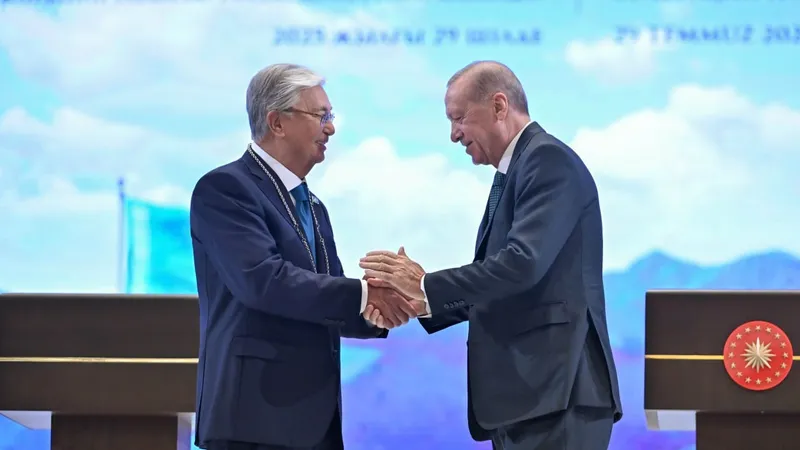 Тоқаев Түркия Республикасының ең жоғары мемлекеттік орденімен марапатталды