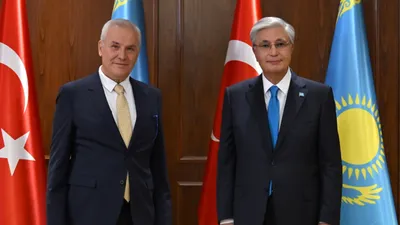 Қасым-Жомарт Тоқаев S Sistem Lojistik компаниясының басқарма төрағасы Хусейн Барлинді қабылдады  Кездесу барысында компаниямен логистика саласында өзара тиімді әрі ұзақ мерзімді серіктестік орнату перспективасы талқыланды.   Мемлекет басшысы елімізді Еуразиядағы жетекші транзиттік хабқа айналдыру үшін Орта дәлізді жан-жақты дамыту жұмыстары басталғанын жеткізді.   Бұл ретте Қасым-Жомарт Тоқаев S Sistem Lojistik компаниясының Ақтөбе халықаралық әуежайында логистика орталығын құру бастамасына қолдау білдірді. Жоба «Қазпошта» акционерлік қоғамымен бірге жүзеге асырылады.   Хусейн Барлин жоба аясында атқарылып жатқан жұмыстар туралы баяндады. Сондай-ақ компанияның алдағы уақытта Астана, Алматы, Шымкент және Ақтау қалаларында да логистика орталығын кеңейтуді жоспарлап отырғанын жеткізді.   Қасым-Жомарт Тоқаевтың айтуынша, логистика инфрақұрылымын кешенді түрде дамыту өте маңызды. Мұның бәрі транзит уақытын қысқартуға және экспорт инфрақұрылымын жақсартуға мүмкіндік береді.   ➤ S Sistem Lojistik – Түркияның логистика секторындағы жетекші инновациялық ұйым. Компания Ыстанбұл, Анкара, Измир және Анталья әуежайларында, сондай-ақ басқа да жерлерде жалпы аумағы 100 мың шаршы метр қойма желісін басқарады. , сурет - Zakon.kz жаңалық 29.07.2025 15:31