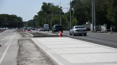 Алматы әкімі Дархан Сатыбалды көлік инфрақұрылымын дамытуға бағытталған жобалармен танысып, Жібек жолы мен Райымбек батыр даңғылы бойындағы BRT (жоғары жылдамдықты автобус жүйесі) желілерінің құрылыс барысын тексерді., сурет - Zakon.kz жаңалық 29.07.2025 13:58