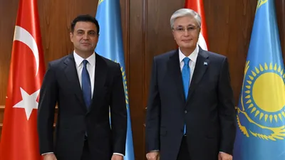 Кездесу барысында Президент Қасым-Жомарт Тоқаев пен Tiryaki Holding компаниясының атқарушы директоры Сүлеймен Тирьякиоғлы агроөнеркәсіп кешені бағытындағы өзара тиімді және ұзақмерзімді серіктестік мәселесін талқылады., сурет - Zakon.kz жаңалық 29.07.2025 16:00