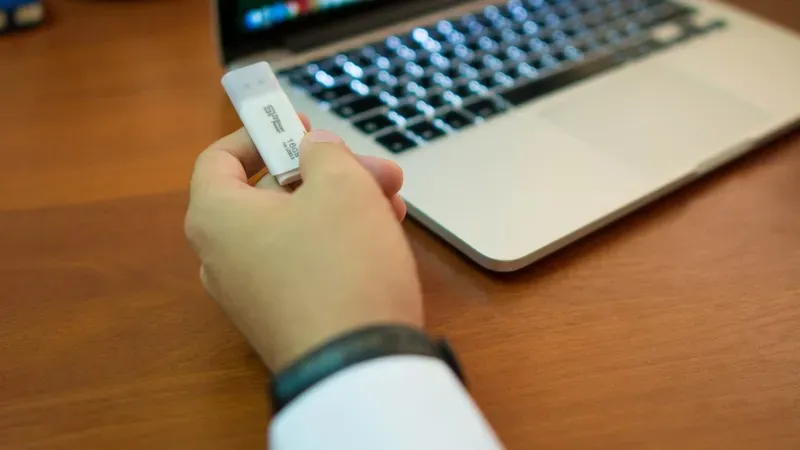 Шетелдікке ЖСН беру: Астанада алаяқтық бабы бойынша ХҚКО-ның экс-қызметкері сотталды