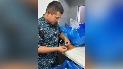 Алматы қаласы бойынша ҚАЖД-ға қарасты №72 мекемесінің жедел бөлімі мен режим және күзет бөлімінің қызметкерлері жедел ақпарат бойынша тергеу тұтқынындағы күдіктіге тыйым салынған зат өткізбек болған курьерді анықтады. , сурет - Zakon.kz жаңалық 30.07.2025 16:38