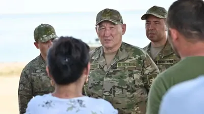 Қазақстан Республикасының Қорғаныс министрі авиация генерал-лейтенанты Дәурен Қосанов жоғалған Әуе қорғанысы күштерінің EC-145 тікұшағын іздеу жұмыстарының барысымен жеке танысты., сурет - Zakon.kz жаңалық 30.07.2025 09:34