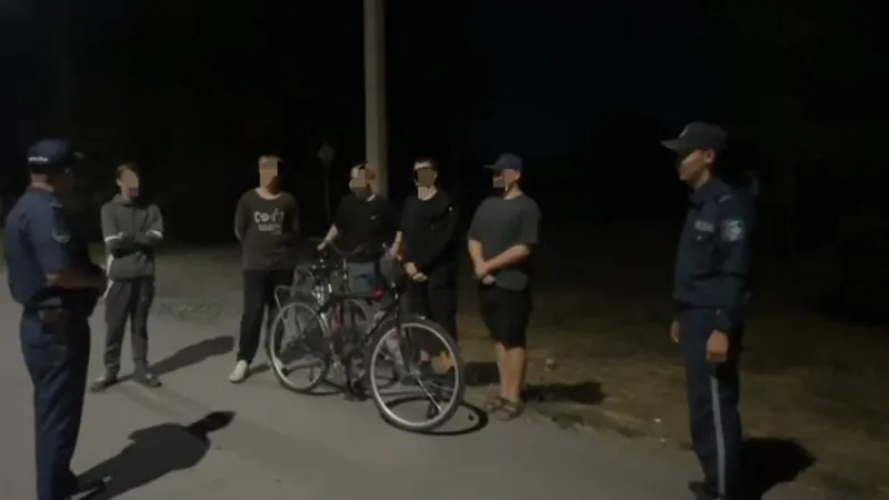 Полиция қызметкерлері түнгі уақытта көшеде жүрген жасөспірімдерді анықтады