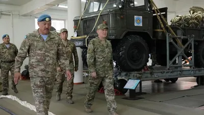 Алматы гарнизонына жасаған жұмыс сапары барысында Қорғаныс министрі, Дәурен Қосанов "Жағалау" оқу-жаттығу орталығының инфрақұрылымымен, Десанттық-шабуылдау әскерлері әскери бөлімінің қызметімен танысып, балаларға арналған "Жас десантшы" әскери-патриоттық орталығына барды., сурет - Zakon.kz жаңалық 31.07.2025 12:32