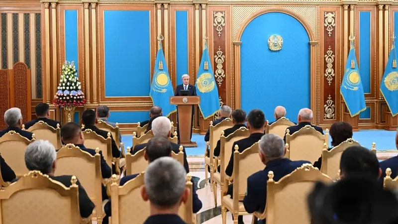 Бүгін, 2025 жылғы 1 тамызда Қазақстан Президенті Қасым-Жомарт Тоқаев көлік қызметкерлерін кәсіби мерекелерімен құттықтап, жолдардың сапасын жақсарту бойынша жүргізіліп жатқан жүйелі жұмыстарға жеке тоқталды, деп хабарлайды Zakon.kz., сурет - Zakon.kz жаңалық 01.08.2025 12:48