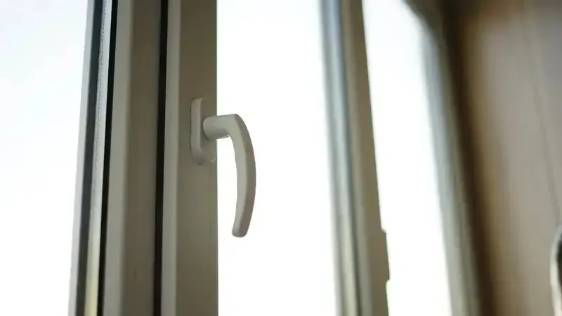 Теміртауда 5 жастағы бала үшінші қабаттың терезесінен құлап кетті