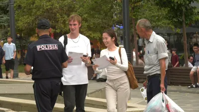 Полиция қоғамдық орындарда бетті тұмшалауға тыйым салу туралы нормаларды түсіндіріп жатыр, сурет - Zakon.kz жаңалық 02.08.2025 10:40
