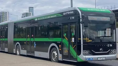 Астанада жасөспірімдер автобустың артына мінгесіп алған, сурет - Zakon.kz жаңалық 02.08.2025 23:02