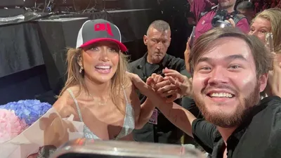 Қазақстандық жігіт әнші Дженнифер Лопеске неге үш раушан сыйлағанын түсіндірді, сурет - Zakon.kz жаңалық 02.08.2025 22:55