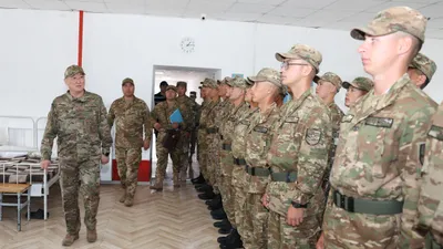 Қазақстан Республикасының Қорғаныс министрі авиация генерал-лейтенанты Дәурен Қосанов алдын ала ескертусіз "Астана" өңірлік қолбасшылығының Қарағанды гарнизонындағы 31775 әскери бөліміне келді., сурет - Zakon.kz жаңалық 04.08.2025 13:31