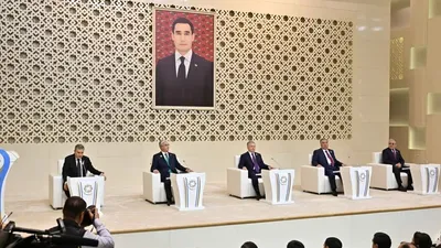 Бұған дейін Қасым-Жомарт Тоқаев БҰҰ-ның теңізге шыға алмайтын дамушы елдер жөніндегі Үшінші конференциясы делегацияларының басшыларын ресми қарсы алу рәсіміне қатысу үшін Аваза конгресс орталығына келді. Одан кейін конференцияға қатысушылар делегацияларының басшылары бірлескен суретке түсті., сурет - Zakon.kz жаңалық 05.08.2025 10:10