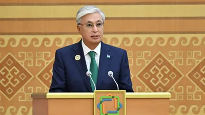 Президент Қазақстанның серіктестермен бірге аймақтағы өзара байланысты нығайту, цифрлық трансформацияны ілгерілету және ұзақ мерзімді әрі орнықты өсімге ықпал етуді көздейтін елеулі шаралар қабылдап жатқанын жеткізді  – Біз Орта дәліз және «Солтүстік – Оңтүстік» бағдары бойындағы көлік жолдары мен транзит инфрақұрылымын дамытуға баса мән береміз. Түпкі мақсатымыз – темір жолдың, автокөлік жолдарының, сондай-ақ авиация мен логистика орталықтарының біртұтас желісін құру. Бұл Қазақстанның Еуразиялық транзит хабы ретіндегі позициясын нығайтады. Қазіргі кезде Азия мен Еуропа арасындағы құрлық арқылы тасымалданатын жүктің 85 пайызға жуығы еліміз арқылы өтеді. Біз сондай-ақ цифрландыруға инвестиция құйып жатырмыз. Астана қаласында AlemAI жасанды интеллект орталығы құрылды. Жуырда суперкомпьютер іске қосылды. Ғылыми ынтымақтастыққа әрдайым ашықпыз. Серіктестерімізді қатарымызға қосылуға шақырамыз, – деді Қасым-Жомарт Тоқаев.  Мемлекет басшысы өңірлік күн тәртібі жөнінде пікір білдіріп, елдердің мүмкіндігі географиямен шектелмейтінін Орталық Азия тәжірибесі көрсетіп отырғанын айтты.  – Қазір теңізге шығар жолымыз болмағанымен, келешекте амалын табамыз. Яғни құрлық арқылы байланыс орнатудың маңызы арта түседі. Біздің өңірдің әлеуметтік-экономикалық дамуы орнықты. Саяси ерік-жігер, стратегиялық инвестиция мен халықаралық серіктестік болса, теңізге шығатын жолдың жоқтығы кедергі емес, керісінше, өсімге ынталандырады. Орталық Азия өзара тиімді ықпалдастық қанат жайған аймаққа айналғанына куә болып отырмыз. Өңірдің сауда, инвестиция, көлік, байланыс және ресурстарды орнықты басқару салаларында даму әлеуеті жоғары. Екі күн бұрын Қазақстан мен Біріккен Ұлттар Ұйымы арасында Орталық Азия мен Ауғанстанға арналған орнықты даму мақсаттары жөніндегі өңірлік орталығын құру туралы келісімге қол қойылды. Оның штаб-пәтері Алматыда орналасқан. Бұл тұтас аймақ үшін маңызды жетістік әрі Аваза бағдарламасының игі мақсаттарына толық сай келеді. Қазақстанның осы бастамасын қолдағаны үшін БҰҰ Бас хатшысына және Орталық Азиядағы серіктестерімізге тағы да ризашылығымды білдіремін, – деді Президент.  Қасым-Жомарт Тоқаев сөзін қорытындылай келе, Қазақстанның теңізге шығар жолы жоқ дамушы елдер тобының мақсаттары мен қағидаттарына бейіл екенін растады.  – Теңіз қатынасы жоқ дамушы елдердің жаһандық күн тәртібінен тыс қалмауын халықаралық серіктестікті нығайту арқылы ғана қамтамасыз ете аламыз, – деді Мемлекет басшысы., сурет - Zakon.kz жаңалық 05.08.2025 13:10