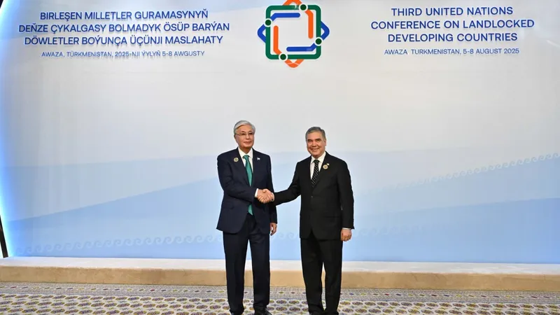 Тоқаев "Аваза" конгресс орталығына келді