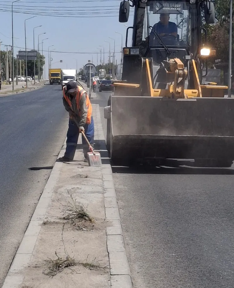 Тазалық жұмыстары, Шымкент, Таза Қазақстан, Еңбекші ауданы, сурет - Zakon.kz жаңалық 06.08.2025 17:38