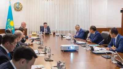 2025 жылғы 6 тамызда Қазақстан Республикасының Премьер-Министрі Олжас Бектенов халықаралық автомобиль өткізу пункттерін қайта жаңғырту мәселесі бойынша кеңес өткізді, сурет - Zakon.kz жаңалық 06.08.2025 14:13