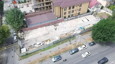 Алматының қала құрылысын бақылау басқармасы Ахмедияров көшесі, 18/58 мекенжайындағы көлік жуу және сервис орталығының сүрілгені туралы хабарлады., сурет - Zakon.kz жаңалық 06.08.2025 10:37