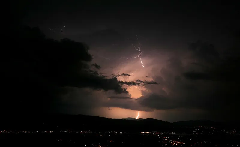 Аптап ыстық, найзағай мен өрт қаупі: Қазақстанның бірқатар өңірінде ескерту жасалды