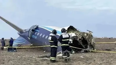 «Осы модульдік авиациялық блок АҚШ-тың Аризона штаты, Феникс қаласына жіберілді. Қазір біз олардан талдау нәтижесін күтіп отырмыз. Құжаттарды зерттеу, есептерді қалыптастыру жалғасуда. Үш қосалқы комиссия бар, солар бойынша бөлек есептер жасалады. Осы есептер қалыптасып, барлық сараптамалар аяқталғаннан кейін комиссия бірнеше ай ішінде қорытынды есеп жазуға кіріседі. Жалпы, бұл – ИКАО талап ететін қалыпты тәжірибе, бір жыл ішінде тергеуді толық аяқтау керек. Өкінішке қарай, бұл тек бір тарапқа ғана емес, 3-4 тарапқа қатысты. Соған қарамастан, биыл қорытынды есепті жариялауға тырысамыз», – деп жалғастырды Қанат Бозымбаев.  Ол фюзеляждың ішінен сыртқы заттардың сынықтары табылғанын, олардың түгелдей тергеу-жедел тобы тарапынан алынып, Бас прокуратураның жарылғыш заттар бойынша криминалистикалық сараптамаға жіберілгенін айтты.  «Біз осы сараптаманың аяқталуын күтіп отырмыз. Бұл сараптама нәтижесінде нақты не болғанын айтуға болады. Ал визуалды тексеру аясында – мен өз көзіммен бұл тесіктерді көрдім, қолыммен ұстап көрдім. Сондықтан кез келген қорытынды тек криминалистикалық және жарылыс-техникалық сараптама негізінде жасалады. Ұшақтың қашан зақым алғанын білеміз, бірақ не себептен – әзірге белгісіз. Соған нақты жауап беру үшін құқық қорғау органдары тарапынан жүргізіліп жатқан екі сараптаманың нәтижесі қажет», – деді Қанат Бозымбаев.  2024 жылғы 25 желтоқсан күні таңертең Бакуден Грозныйға бет алған Azerbaijan Airlines (AZAL) компаниясының Embraer 190 ұшағы Ақтау маңында апатқа ұшырады. Әуе компаниясының мәліметінше, бортта 62 жолаушы мен 5 экипаж мүшесі болған. 29 адам аман қалған., сурет - Zakon.kz жаңалық 07.08.2025 13:56