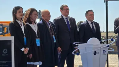 Жобаның Қазақстанның болашағы үшін маңызы  АЭС құрылысы мемлекет үкіметі тарапынан негізгі стратегиялық жоба ретінде қарастырылады, ол электр энергиясының тапшылығын шешуге, импортқа тәуелділікті азайтуға және бағаларды тұрақтандыруға мүмкіндік береді. Жоба Қазақстанның 2060 жылға қарай көміртексіздікке қол жеткізу мақсатымен тығыз байланысты ерекше маңызға ие.  Алмасадам Саткалиевтің бұрынғы бағалауы бойынша, станцияның құрылысы шамамен жеті жылға созылуы мүмкін, ал жобаның құны кемінде 14 миллиард долларды құрайды.  АЭС құрылысы мәселесі бойынша жалпыұлттық референдум өткізуді бастама Президент Қасым-Жомарт Тоқаевтың 2023 жылғы 1 қыркүйектегі Жолдауында көтерілді. Қазақстанда АЭС құрылысы жөніндегі референдум 2024 жылғы 6 қазанда өтті. Орталық сайлау комиссиясының деректеріне сәйкес, 5,5 миллионнан астам қазақстандық АЭС салуды қолдады. 2025 жылғы 25 ақпанда алғашқы атом электр станциясының орны Алматы облысының Жамбыл ауданында бекітілді, бұл бүгінгі салтанатты жұмыстардың басталуына себеп болды., сурет - Zakon.kz жаңалық 08.08.2025 11:49