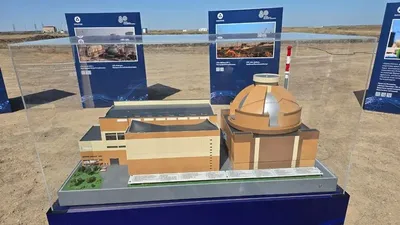Сонымен қатар, ҚР Атомдық энергия жөніндегі агенттігінің төрағасы Алмасадам Сәтқалиевтің түсіндіруінше, құрылыс аяқталғаннан кейін атом электр станциясының меншік иесі, операторы, уран шикізатының өндірушісі және барлық технологиялық процестердің иесі Қазақстан болады., сурет - Zakon.kz жаңалық 08.08.2025 10:50
