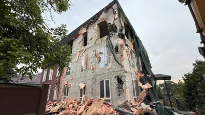 Алматының Қала құрылысын бақылау басқармасы Ерменсай шағынауданында, Жәңгір хан көшесі, 46-үйде орналасқан үш қабатты тұрғын үйдің бұзылып жатқанын хабарлайды., сурет - Zakon.kz жаңалық 08.08.2025 14:46