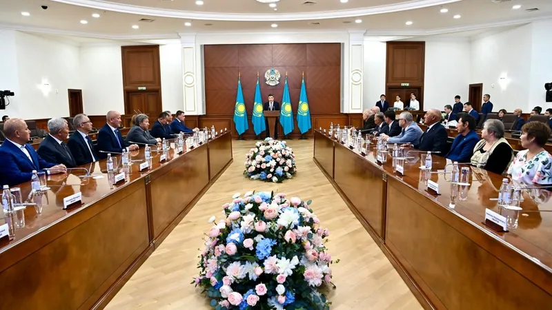Бектенов, құрылысшылар, Мемлекет басшысы, марапаттау рәсімі, сурет - Zakon.kz жаңалық 08.08.2025 18:49