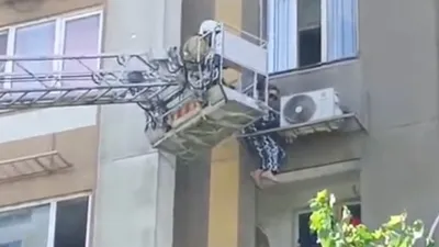 Алматыда терезе жуып жатқан әйел кондиционердің кронштейніне ілініп қалған, сурет - Zakon.kz жаңалық 09.08.2025 21:56