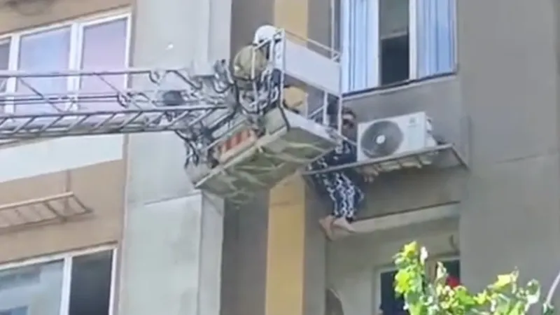 Алматыда терезе жуып жатқан әйел кондиционердің кронштейніне ілініп қалған