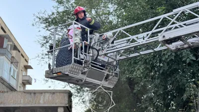 Таразда көпқабатты үйде шыққан өрт кезінде төрт адам құтқарылды, сурет - Zakon.kz жаңалық 09.08.2025 22:20