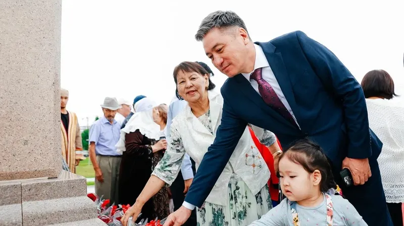 Гүл шоқтарын қою, Атырау, Абай Құнанбайұлы, 180 жылдығы , сурет - Zakon.kz жаңалық 10.08.2025 14:29