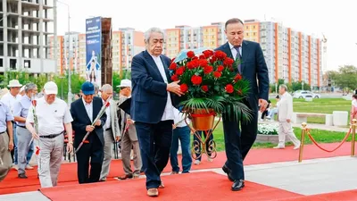 Гүл шоқтарын қою, Атырау, Абай Құнанбайұлы, 180 жылдығы , сурет - Zakon.kz жаңалық 10.08.2025 14:29