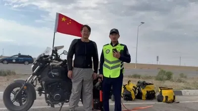 Қытайлық мотоциклші Маңғыстаудағы тас жолда тұралап қалды , сурет - Zakon.kz жаңалық 11.08.2025 09:25