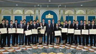 ҚР Президентінің баспасөз қызметі Қасым-Жомарт Тоқаевтың қолынан ақшалай сыйақы сертификаттарын алған оқушылардың суреттерін жариялады, деп хабарлайды Zakon.kz., сурет - Zakon.kz жаңалық 11.08.2025 16:44
