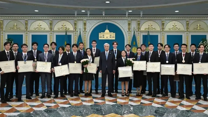 Ақорда Тоқаевтың қолынан ақшалай сертификат алған оқушылардың суреттерін жариялады