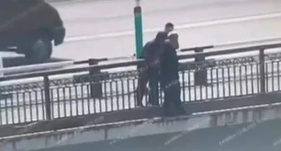 Атырауда полицейлер көпірден секірмек болған ер адамды дер кезінде ұстап қалды, сурет - Zakon.kz жаңалық 12.08.2025 22:20