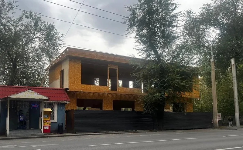 Алматының орталығында екі қабатты ғимарат бұзылып жатыр, сурет - Zakon.kz жаңалық 13.08.2025 17:16