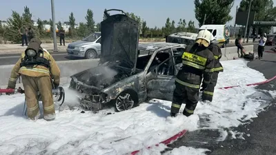 Алматыдағы Алтын Орда базарының маңында Mercedes автокөлігі өртеніп кетті, сурет - Zakon.kz жаңалық 13.08.2025 15:48