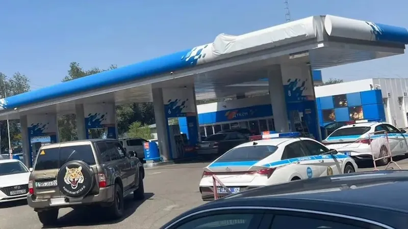 Алматыда полиция "Кар Сити" автоорталығына аумағында бақылауды күшейтті, сурет - Zakon.kz жаңалық 13.08.2025 11:27