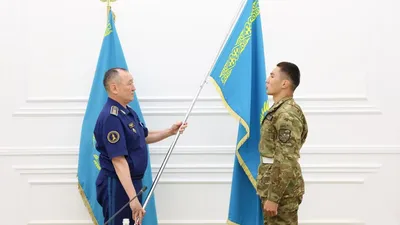 ТМД елдерінің әскери-спорттық ойындары: Қорғаныс министрі ұлттық құрама капитанына Мемлекеттік туды табыстады, сурет - Zakon.kz жаңалық 04.08.2025 10:32