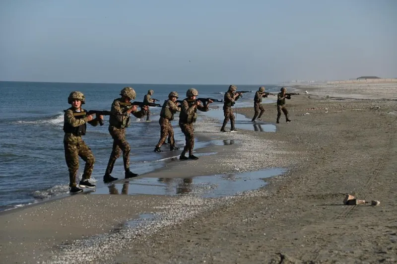 Бойжеткен ренжіп жатыр және ол: «Жетеді!» деп айғайлайды.