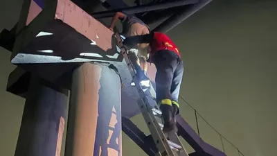 Алматыда 10 жастағы бала құрылысы бітпеген көпірге шығып кетті: құтқарушылар көмекке келді, сурет - Zakon.kz жаңалық 17.08.2025 12:39