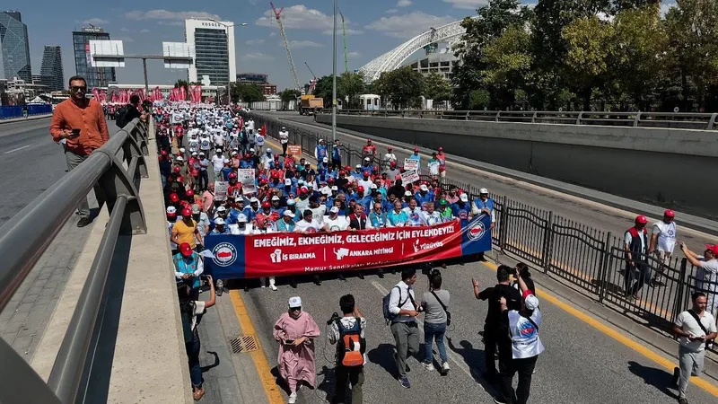 Түркияда мемлекеттік қызметкерлер ереуілге шықты