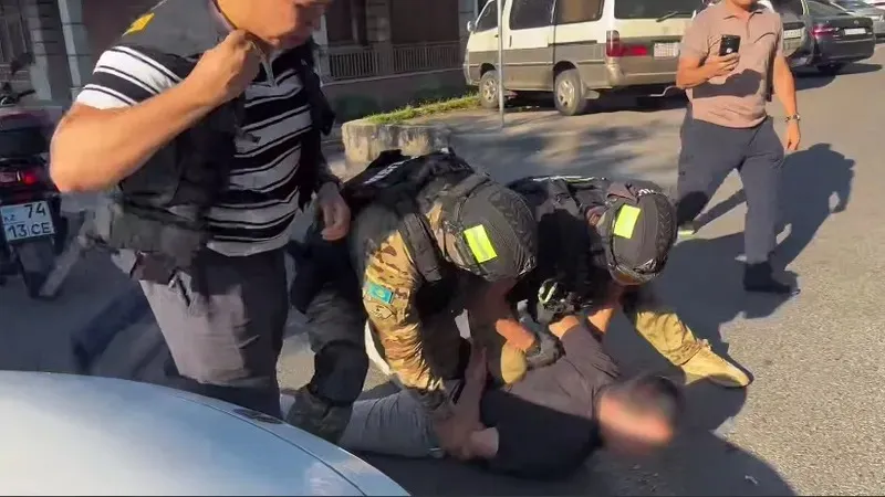 Күніне 2000 телефон қоңырауы: Алматыда шетелдік алаяқтарға көмектескен екі азамат ұсталды