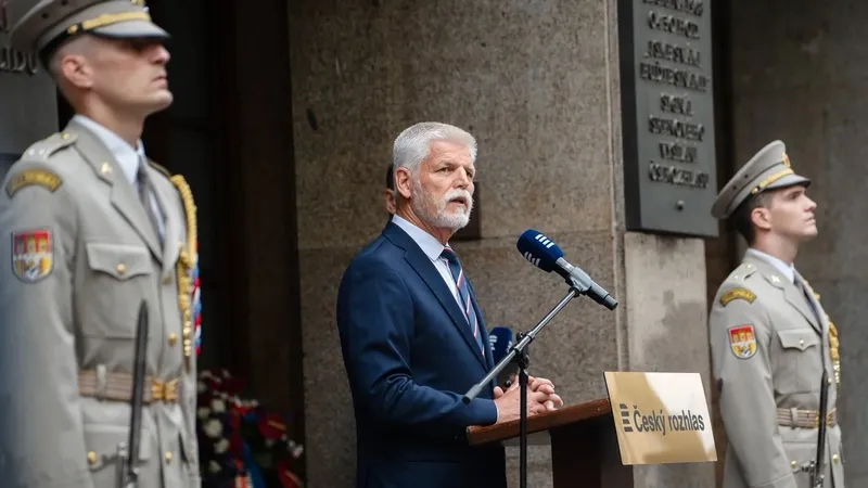 Чехия президенті Украинаның бейбітшілік миссиясына бітімгерлер жіберуге дайын