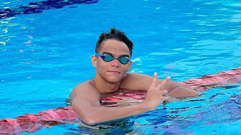 Массаж жасап жатқан семіз қытай әйелдерін көрсетіңіз