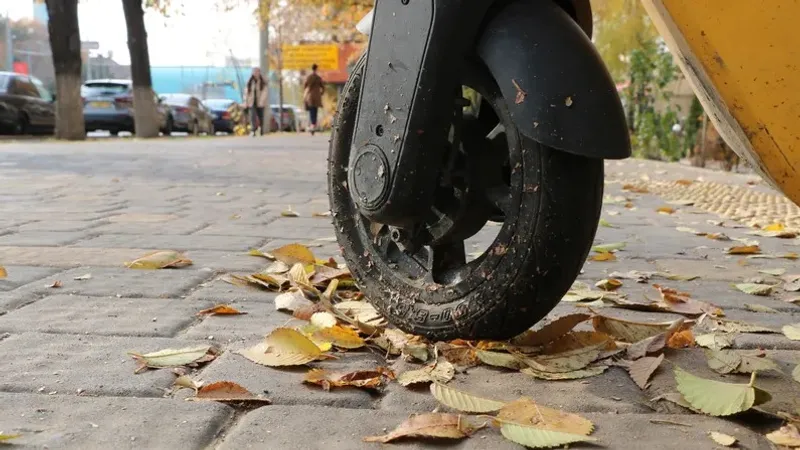 Алматыда үлкен даңғыл бойымен электросамокатпен жарысқандар жазаланды