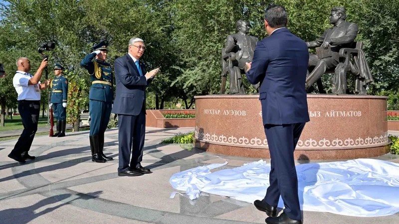 Тоқаев пен Жапаров "Достықтың алтын көпірі" ескерткішінің ашылу рәсіміне қатысты