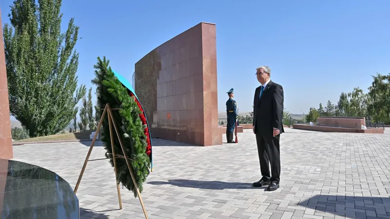 Тоқаев Қырғыз Республикасына ресми сапарын зиярат етуден бастады